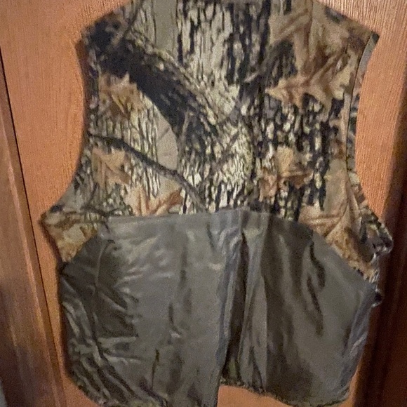 CAMO Hunting Vest. - Picture 2 of 2